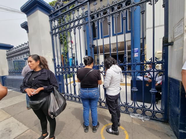 Familiares del secretario de Economía del Centro Comercial Mega 80 fueron a la Morgue de Lima a solicitar el cuerpo. Foto: Miriam Torres- URPI-LR.    