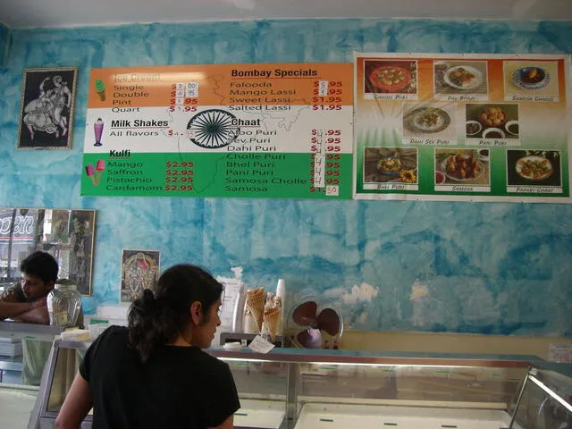 El kulfi tradicional también forma parte de la carta junto a la bebida de yogur.. Foto: Facebook Bombay Ice Creamery   