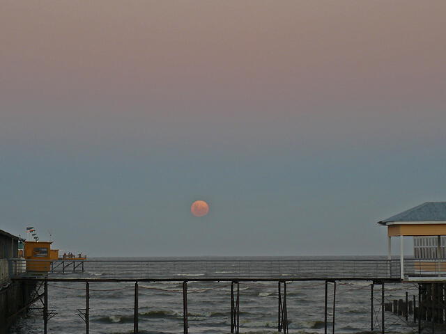 La Luna, al igual que el Sol, siempre sale por el Este. Foto: Adrián/Flickr   