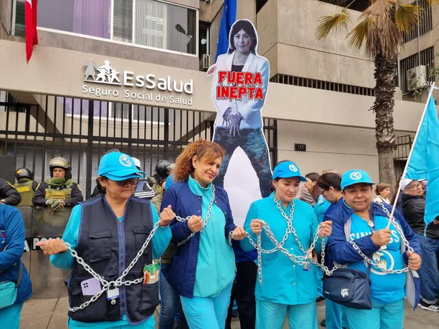 Trabajadores protestan afuera de la sede de EsSalud. Créditos: Kevinn García / URPI-LR   