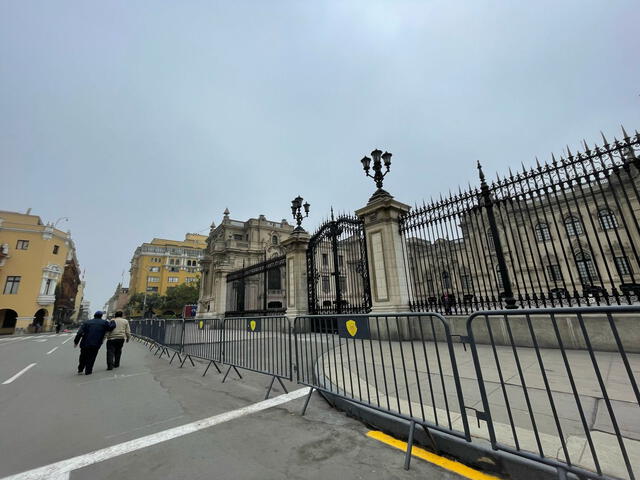 Palacio de Gobierno y la Plaza Mayor se encuentran cerradas ante la declaración que brindará la jefa de Estado. Foto: Karla Cruz URPI-LR.   