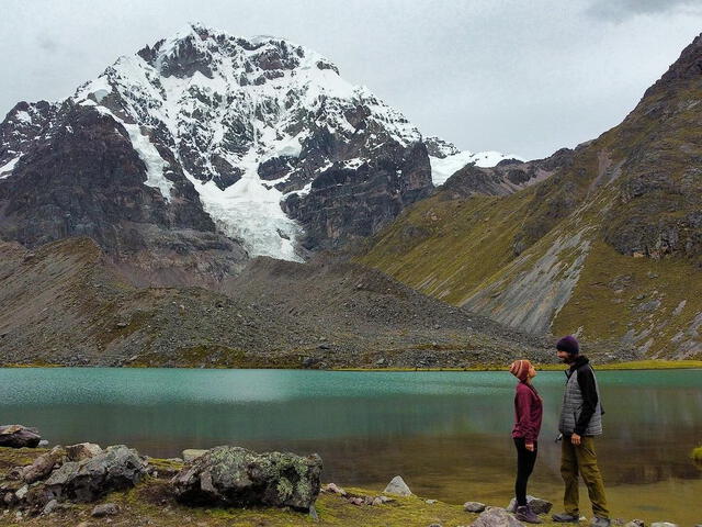  Mónica y José en uno de los lagos del nevado Ausangate. Foto: Otras formas de vida/Instagram   