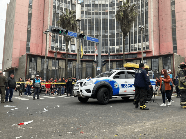 El impacto se produjo en el cruce de las avenidas Abancay y Nicolás de Piérola. Foto: Joel Robles - La República   