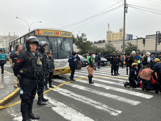 Policías llegaron a resguardar la zona del choque y a restablecer el tránsito. Foto: Joel Robles - La República    