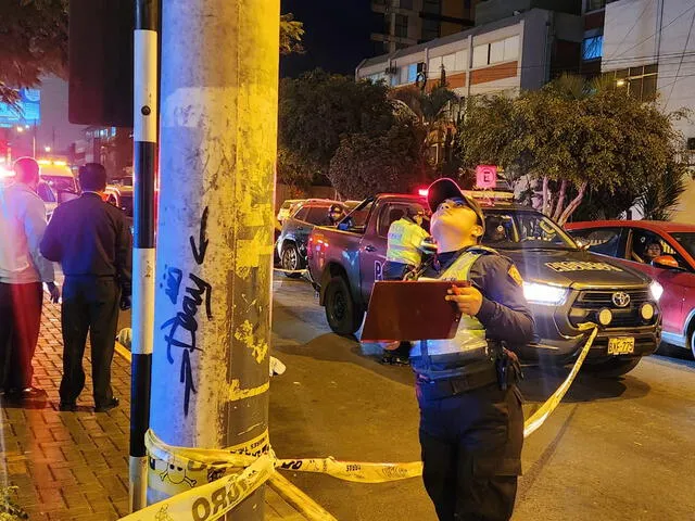 Agentes policiales han cercado el lugar donde yace el cuerpo de la víctima para proceder con las diligencias correspondientes. Foto: Samuel Santos/La República    