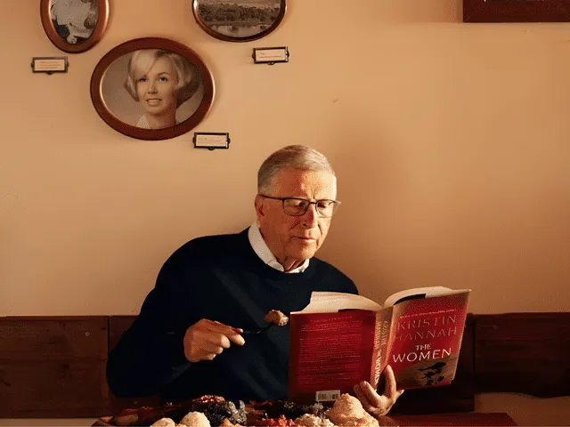 <strong>Bill Gates leyendo uno de sus libros recomendados para el 2024. Foto: Instagram</strong>   