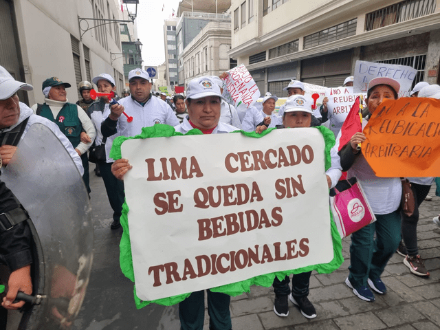 Vendedores exigen que la normativa municipal sea cancelada por Rafael López Aliaga. Foto: Samuel Santos - LR   