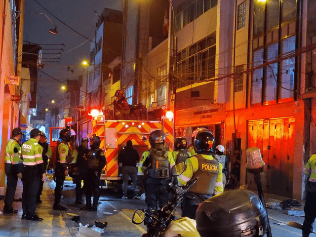 Efectivos de la PNP también llegaron para acordonar la zona afecatada. Samuel Santos - La República   