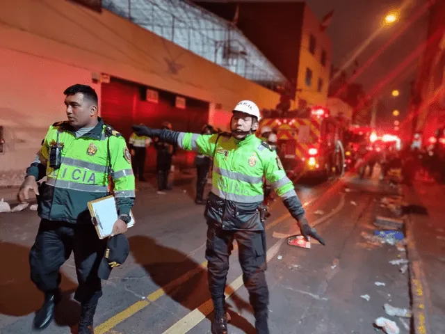 Maquinarias de Cuerpo de Bomberos no llega a la zona por impedimento de comerciantes. Foto: Samuel Santos - La República   