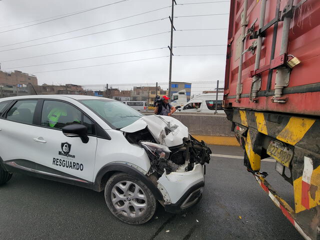 Un tercer auto chocó contra los vehículos de carga pesada. Foto: Fiorella Alvarado/La República    