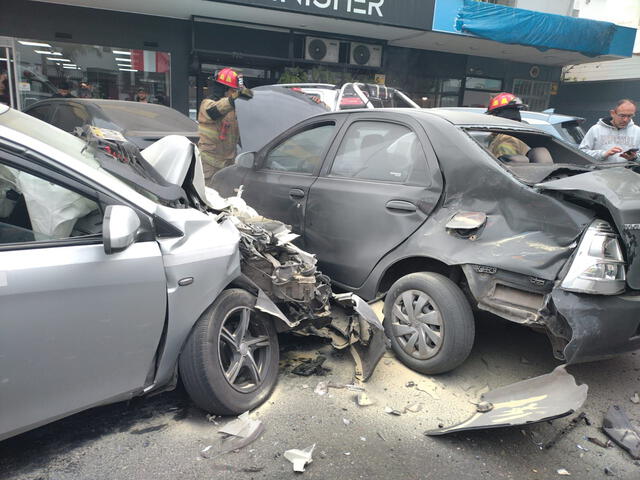 Autos terminaron en mal estado debido al fuerte impacto. Foto: Municipalidad de Miraflores    