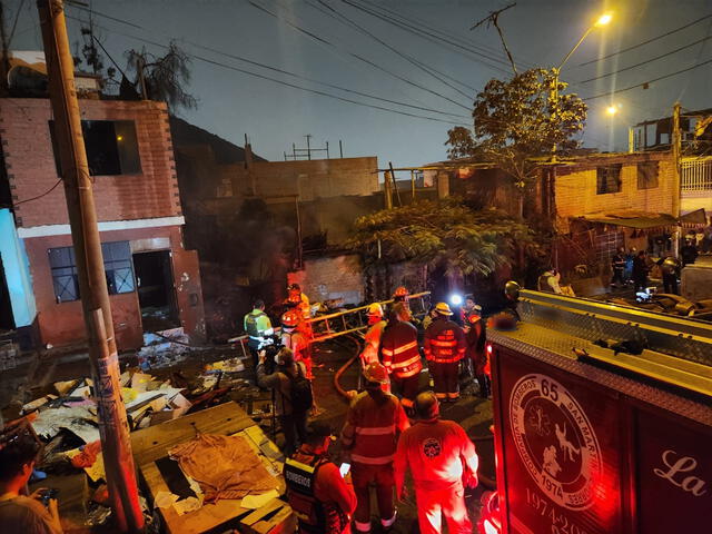 Fueron nueve las unidades del Cuerpo de Bomberos que llegaron a la zona. Foto: Samuel Santos - LR   