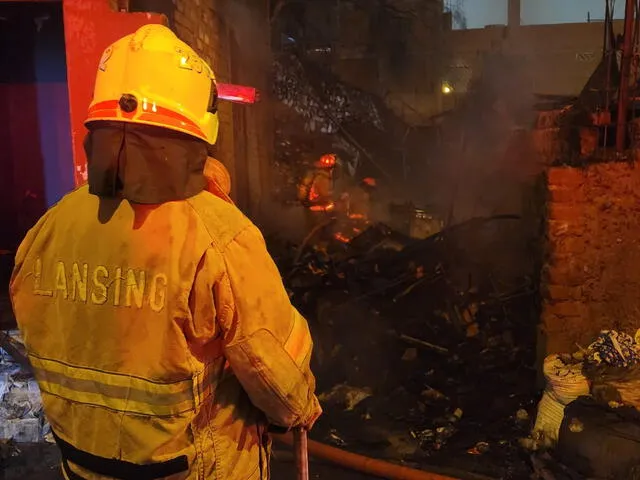 Agentes del Cuerpo de Bomberos atendieron la escena para calmar la preocupación. Foto: Samuel Santos - LR   