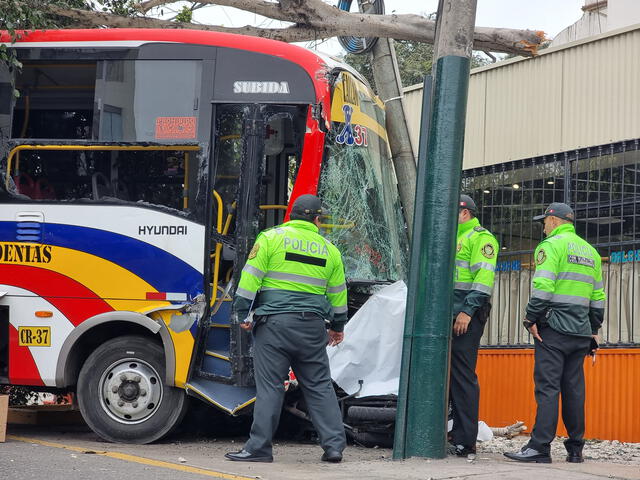 Joven fue embestido por bus de transporte público en la av. Brasil. Foto: Kevinn García/La República   