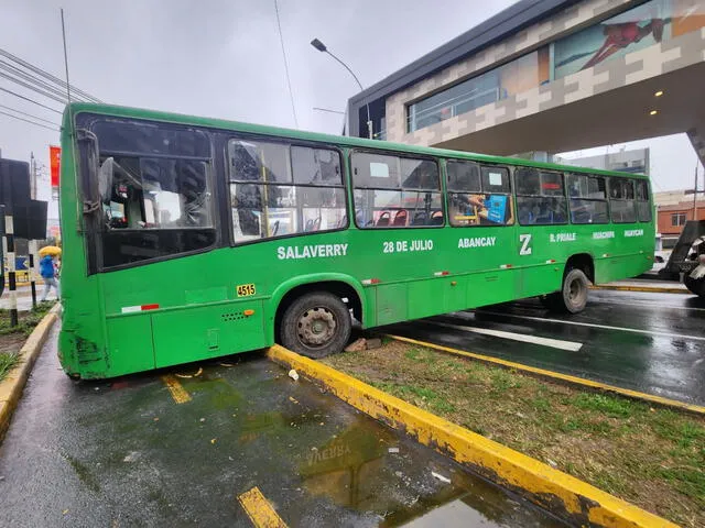 El vehículo quedó en forma perpendicular a la avenida Universitaria. Foto: Fiorella Alvarado/La República    