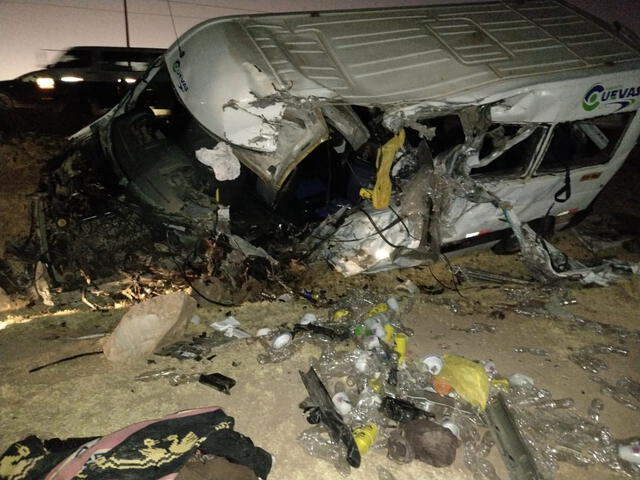  Así quedó el Minivan tras colisión con bus interprovincial. Foto: LR/Cinthia Álvarez.   