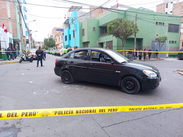 Auto terminó con impactos de bala a mitad de la calle. Foto: Difusión   