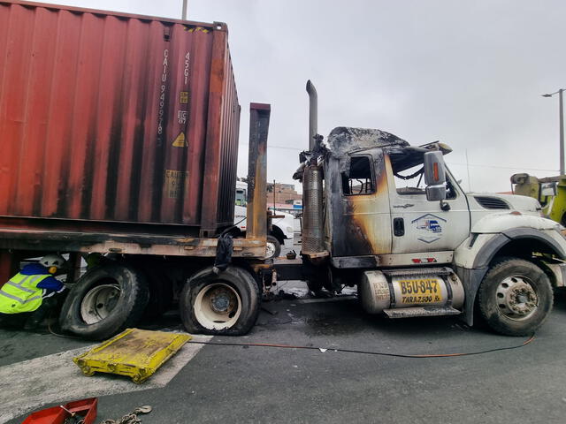 Vehículo de transporte público se incendió en medio de la Vía de Evitamiento. Foto: Rosario Rojas/La República Vehículo de transporte público se incendió en medio de la Vía de Evitamiento. Foto: Rosario Rojas/La República