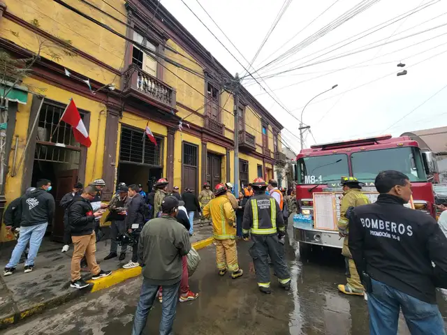 Bomberos continúan trabajando en la casona siniestrada. Foto: Fiorella Alvarado/La República   