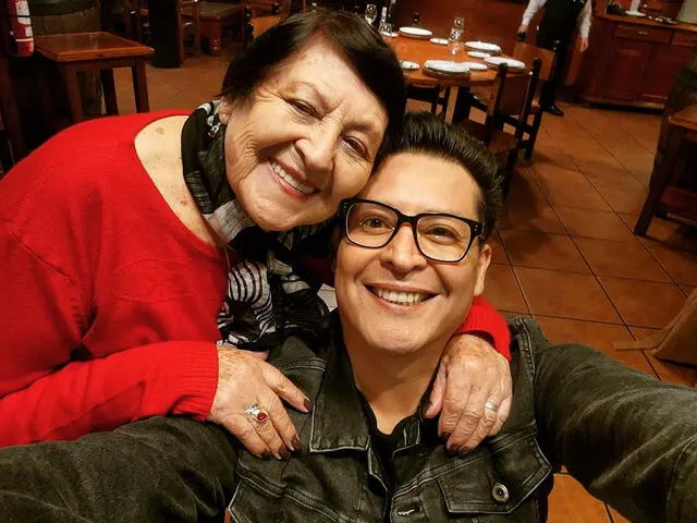 Carloncho junto a doña Zoila, su madre. Foto: Instagram   