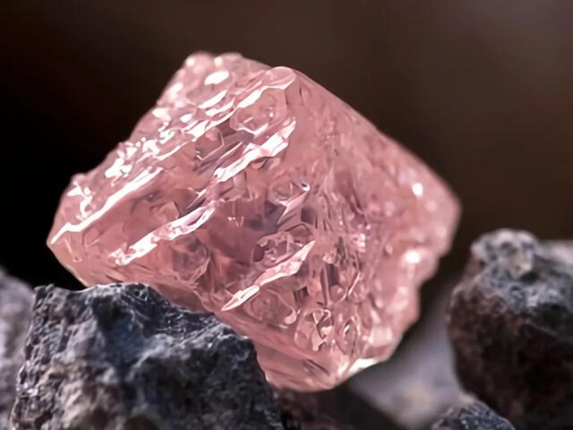 Las tonalidades de los diamantes rosa pueden variar de rosado pálido a un intenso rosa fucsia. Foto: Geologyscience 