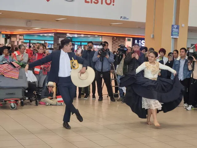 La marinera sonó en el aeropuerto para el recibimiento de Peschiera. Foto: La República/Samuel Santos   