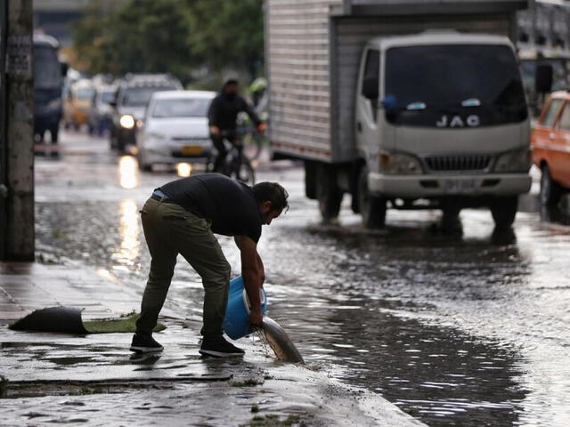 El gobierno colombiano brinda una ayuda de 500.000 pesos a los damnificados por el fenómeno La Niña. Foto: AFP   