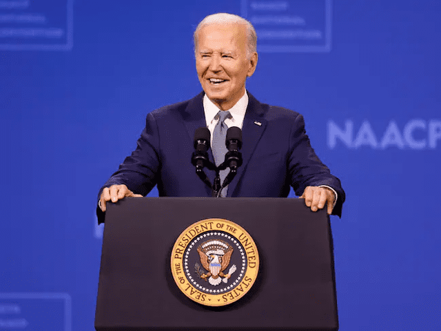 La INCREÍBLE NOTICIA de Joe Biden para los migrantes que anhelan la Green Card: entrará en vigencia el 19 de agosto