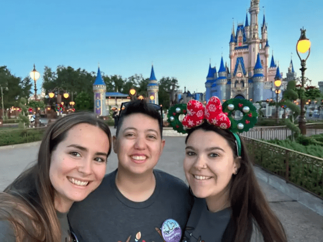 La pareja de 3 en su viaje a Disney World. Foto: Instagram/viajando_por_el_mismo_momento La pareja de 3 en su viaje a Disney World. Foto: Instagram/viajando_por_el_mismo_momento
