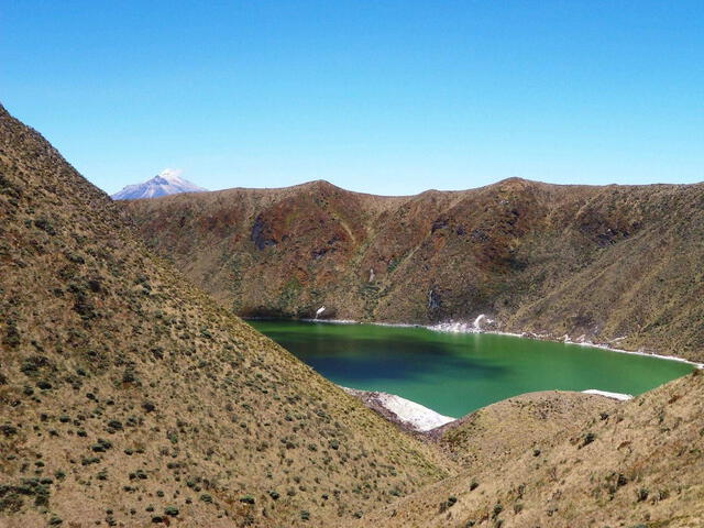 La Laguna Verde se encuentra en lo alto del volcán Azufral. Foto: Historia de Colombia/X   