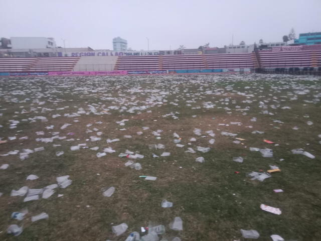 Aunque ya pasaron dos días del evento, la basura sigue acumulada en el estadio Miguel Grau. Foto: Gustavo Peralta Coello/X   