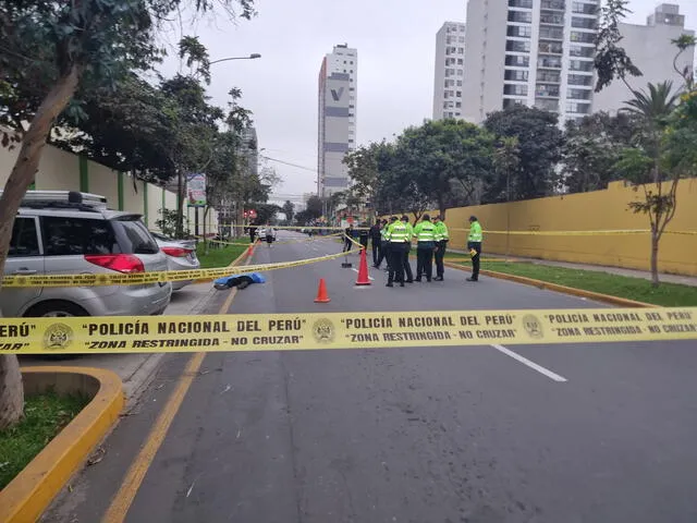 Policías acordonaron la zona para iniciar la investigación del asesinato. Foto: Cristina Galvez - LR   