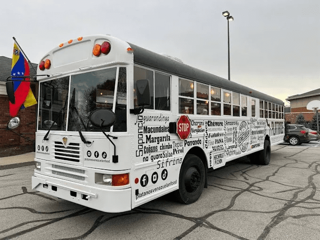  Auto escolar convertido en restaurante móvil en Estados Unidos. Foto: La Patilla   