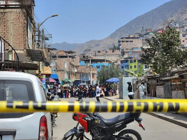  Escena del crimen en el frontis del colegio en Huascar. Foto: LR.   