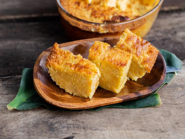 Este pan de maíz denso y con queso se suele servir con carnes a la parrilla en Paraguay. Foto: Gentileza   