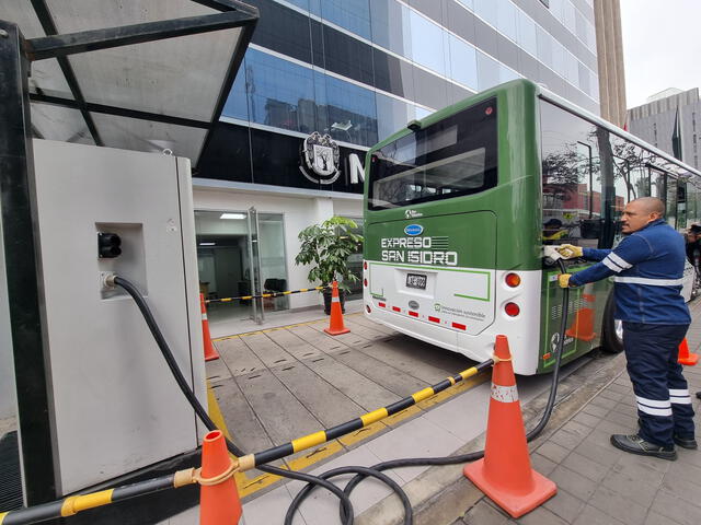  Hay seis unidades de estos buses en San Isidro. Foto: Kevinn García/La República   