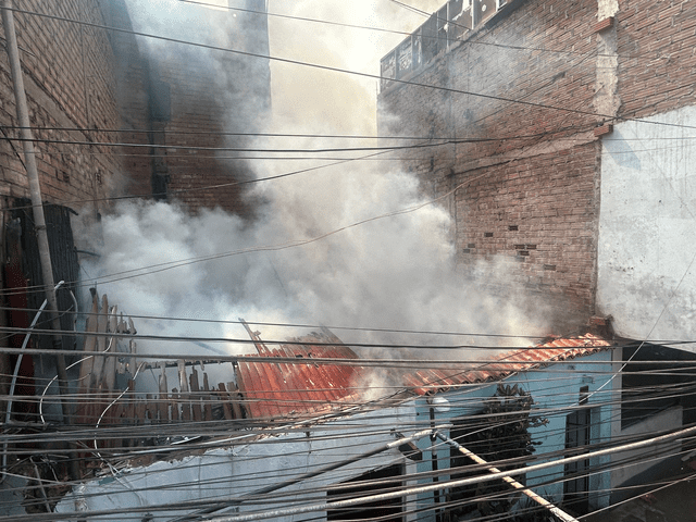 Algunas casas perdieron techos a causa del intenso fuego. Foto: Difusión   