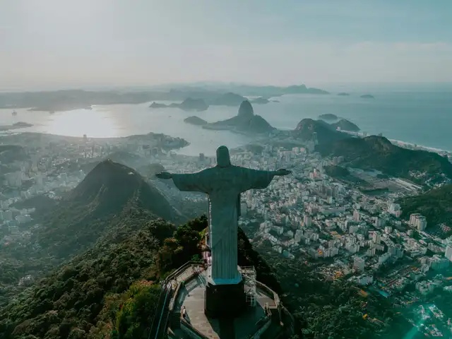  El Cristo Redentor, en Río de Janeiro, Brasil, se destaca por su majestuosidad y simbolismo religioso en lo alto del Corcovado. Foto: Pexels<br><br>    
