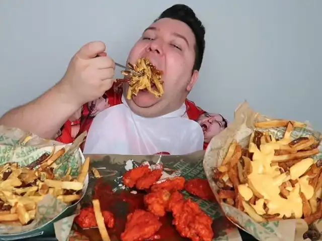 El youtuber ganó mucha fama gracias a sus videos de “mukbang”. Foto: Youtube   