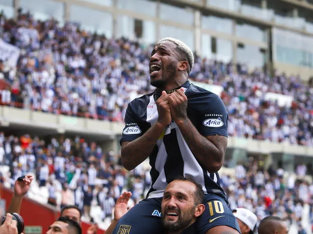  Jefferson Farfán fue campeón junto a Hernán Barcos en el año 2021 y 2022. Foto: Liga 1   