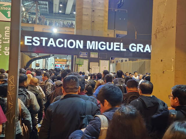 Colas en la estación Miguel Grau. Foto: Nicole Valera/La República   