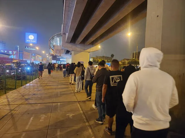 Las colas de la estación Angamos suelen demorar más de 20 minutos. Foto: Nicole Valera/La República