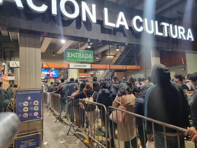 Las colas en la estación La Cultura. Foto: Nicole Valera/La República    