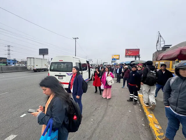  Muchos pasajeros quedan varados tras paro. Foto: Rocío Rojas LR    