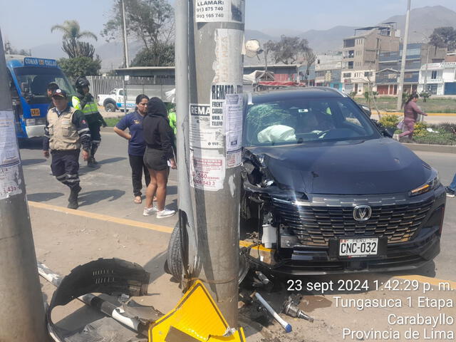 Conductor impactó contra un poste de alumbrado público. Foto: difusión   