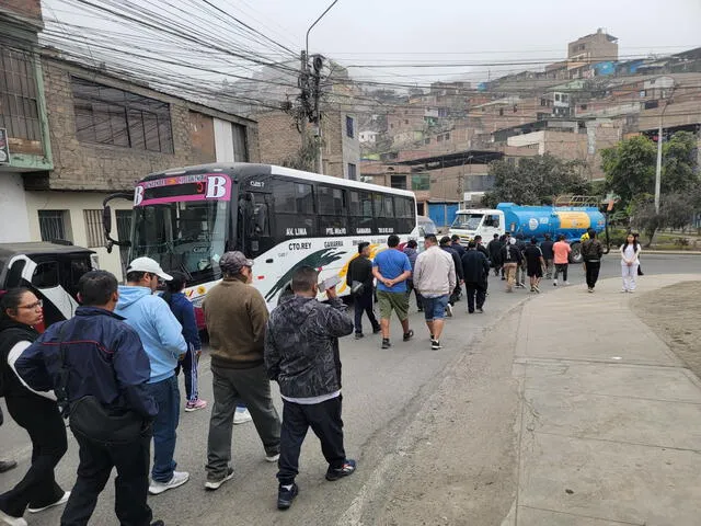 Bus de La Roma varado en SJL. Foto: difusión.   