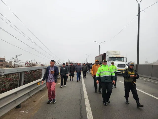  La PNP envió efectivos policiales para resguardar los paraderos a lo largo de la Panamericana Norte. Foto: La República   