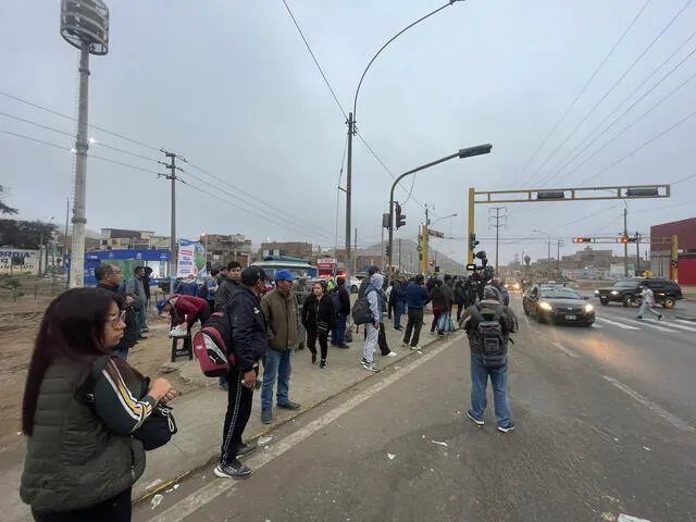 Limeños se aglomeran en los principales paraderos de Lima. Foto: Mirian Torres/La República    