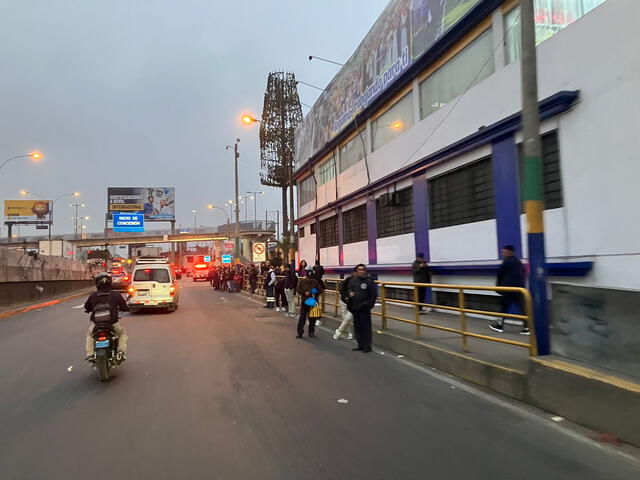 Cientos de personas esperan buses en la Panamericana Norte. Foto: Mirian Torres/La República   