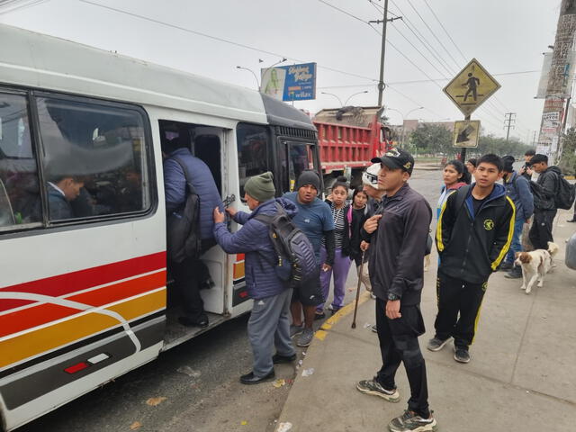 Usuarios abordan buses informales en San Juan de Lurigancho. Foto: Kevinn García/La República   